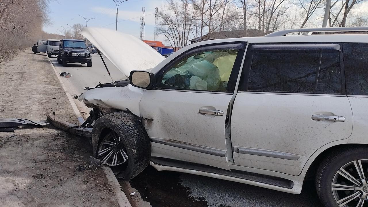 Фото На Бердском шоссе в Новосибирске разбились два легковых автомобиля 2